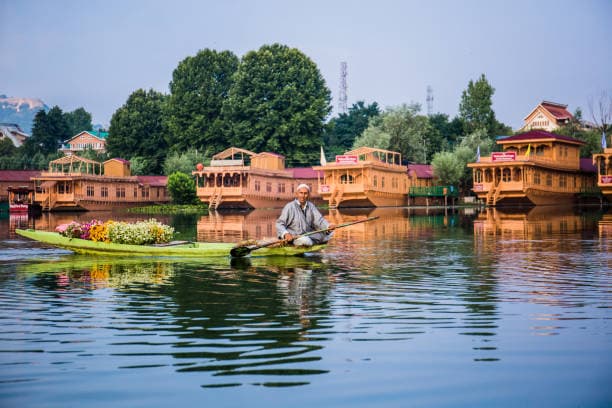 Transfer from Gulmarg to Srinagar Houseboat + Srinagar Sightseeing image2